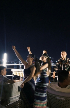 Đưa cồng chiêng Tây nguyên lên buýt sông 2 tầng, khách Tây thích thú